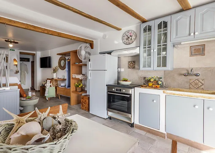 Kalimera & Apoplous Boathouse Daire Klima (Milos)