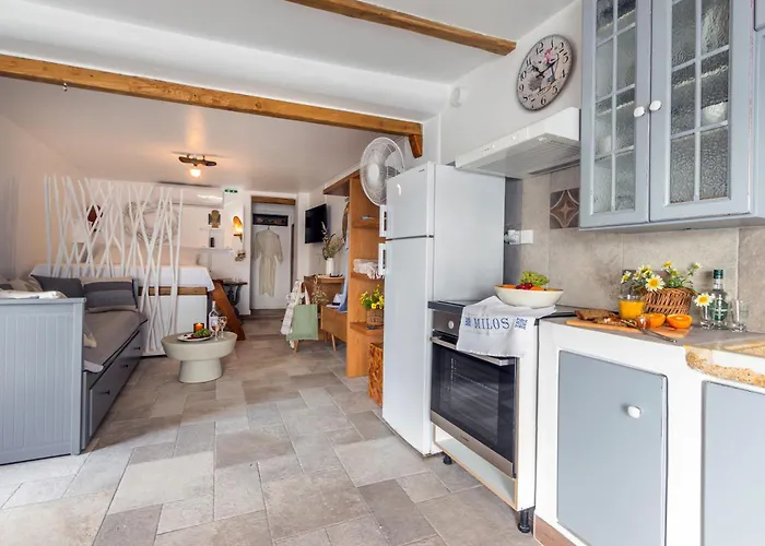 Daire Kalimera & Apoplous Boathouse