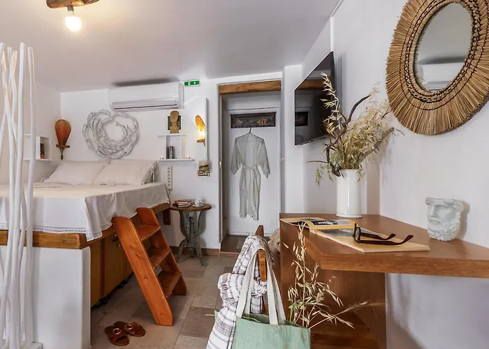 Kalimera & Apoplous Boathouse Daire Klima (Milos)