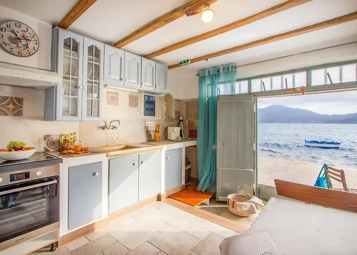 Daire Kalimera & Apoplous Boathouse *